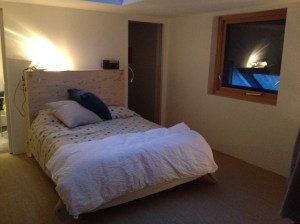 Slaapkamer met alles erop en eraan