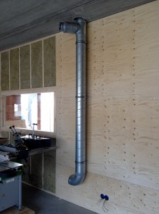 Douwe hielp met het aansluiten van de afzuiginstallatie