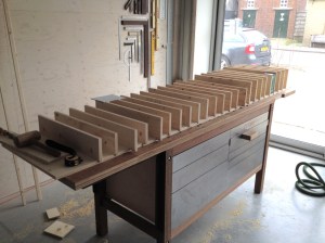 de schroevenkast in aanbouw