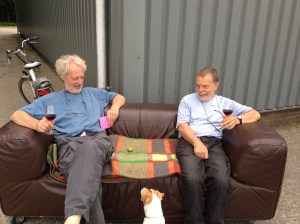 Even een uitje tussen het harde werken door. Naar het uiterste einde van Nederland waar Kees Elfrink stond met de 'worstkar'