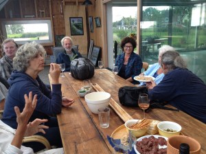 Met z'n allen snel naar binnen voor de regen.