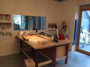 Jan trots op de werkbanken