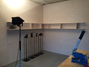 De boekenkast in het atelier