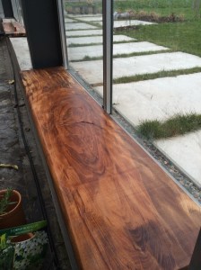 vensterbanken van 'weerbarstig' hout