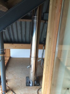 De kachelpijp die recht overal doorheen steekt