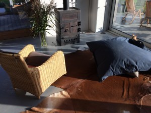 Met de houtkachel in het midden